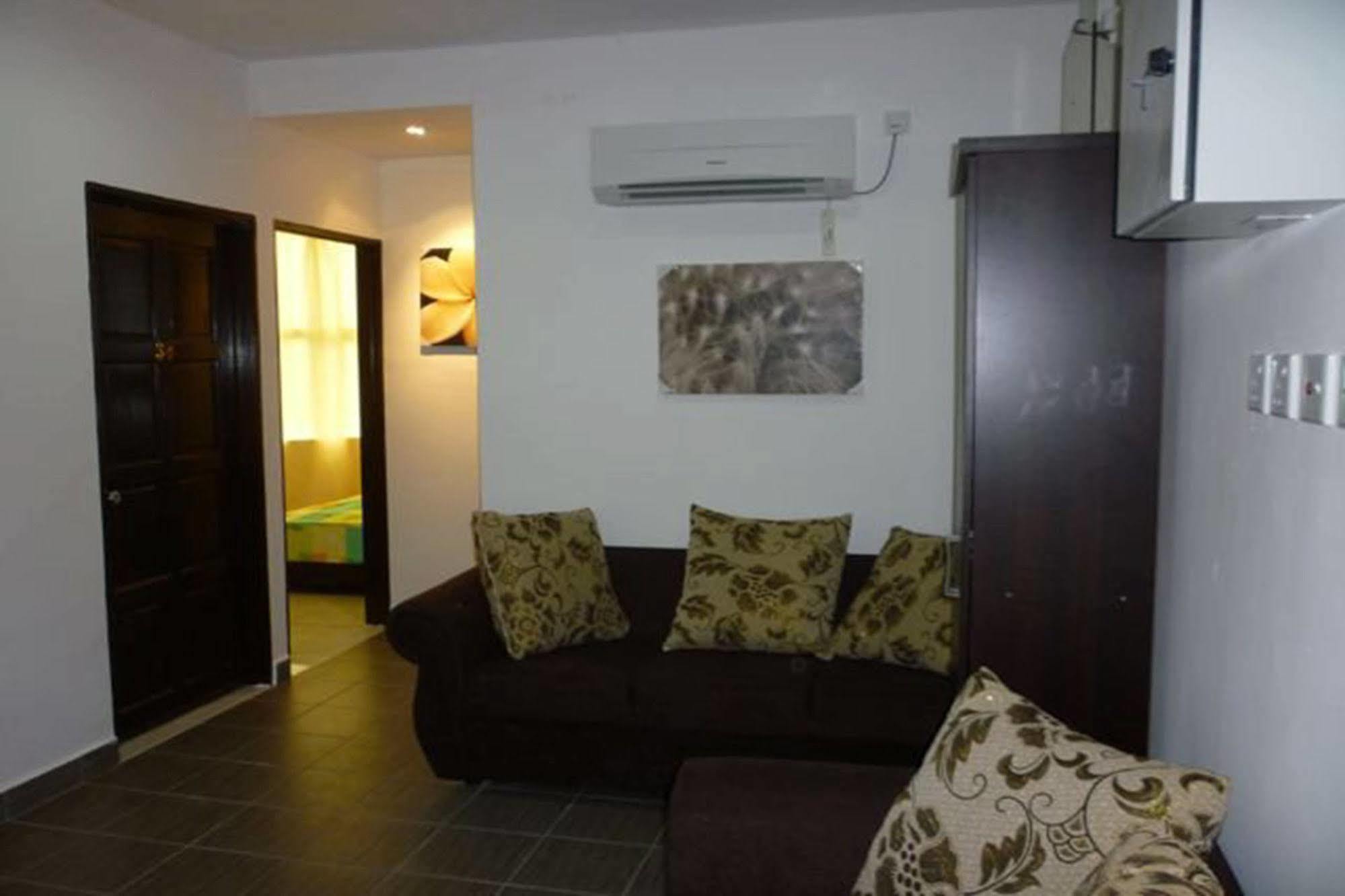 One Motel And Cafe Kuah Exterior photo