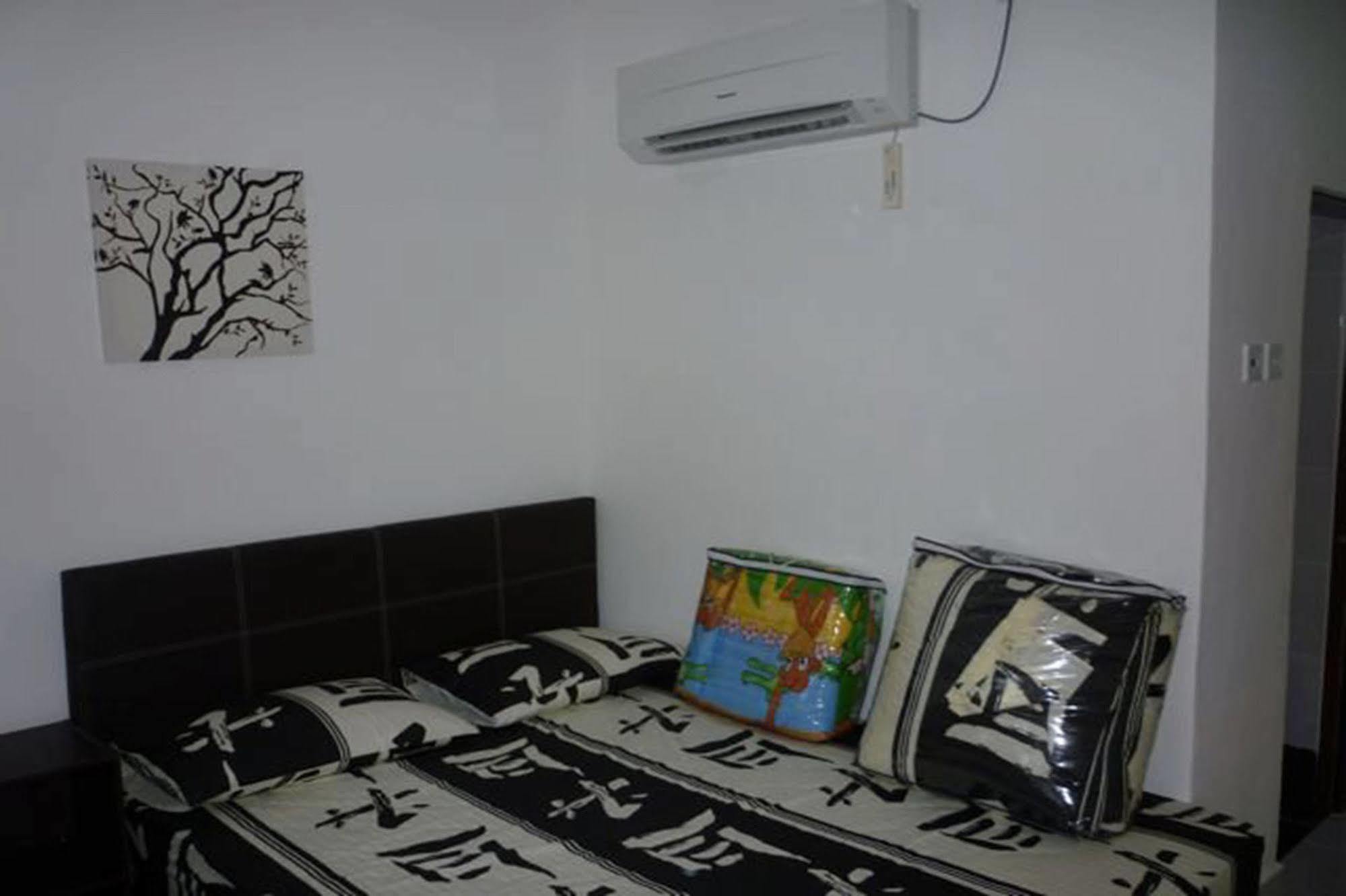 One Motel And Cafe Kuah Exterior photo