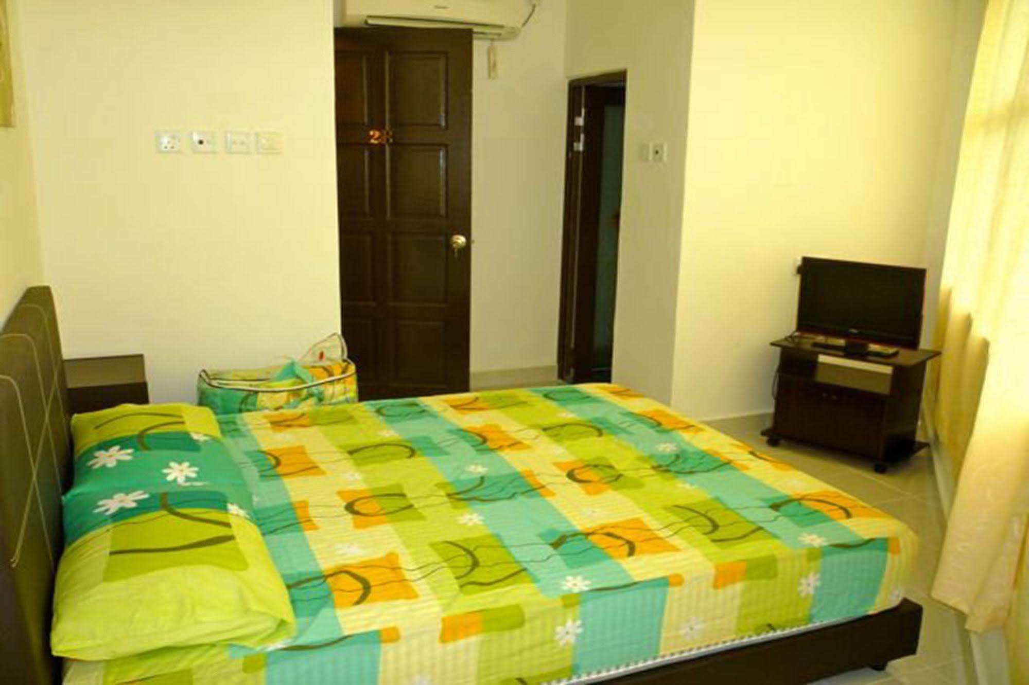 One Motel And Cafe Kuah Exterior photo