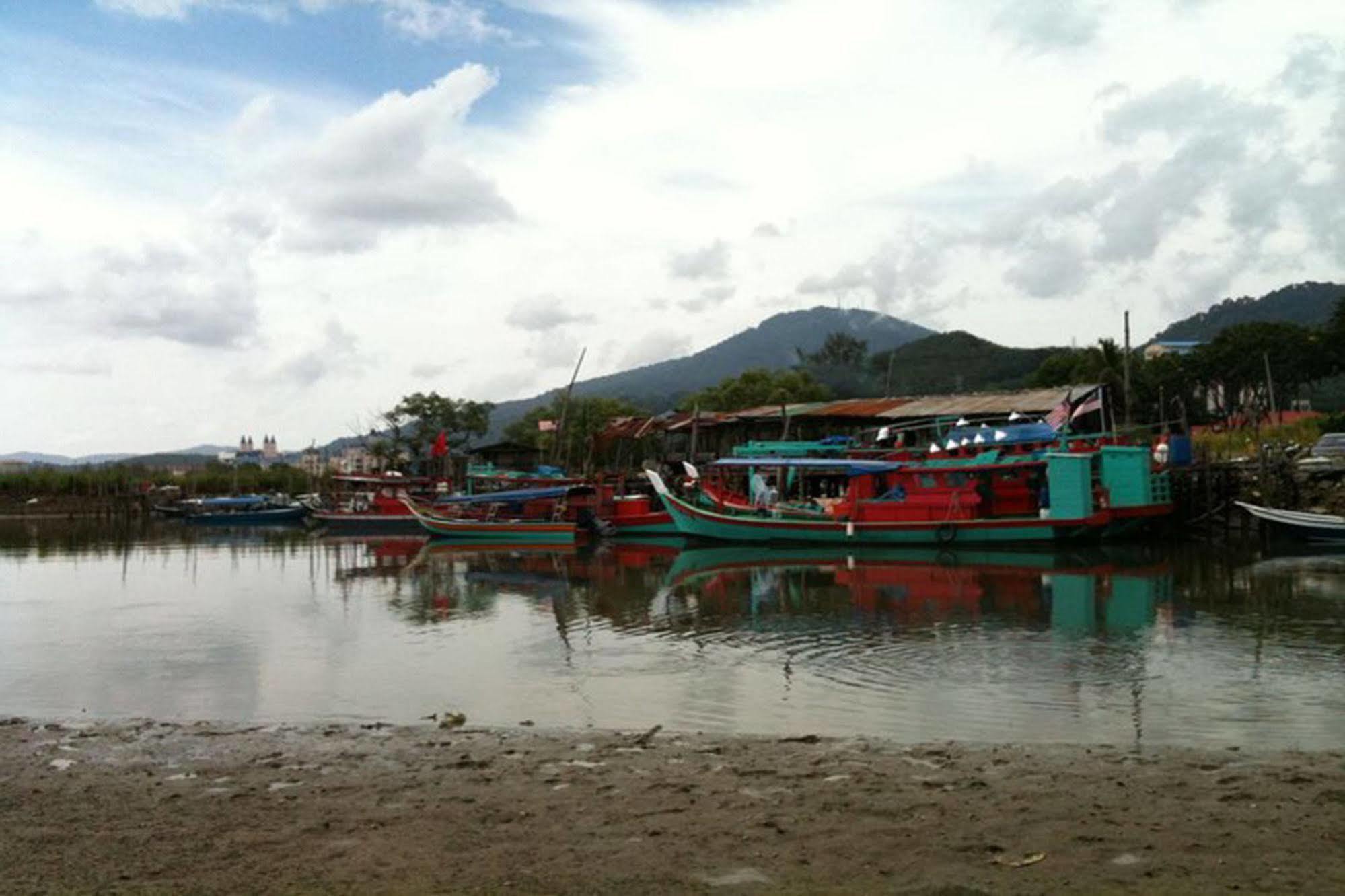 One Motel And Cafe Kuah Exterior photo