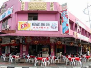 One Motel And Cafe Kuah Exterior photo